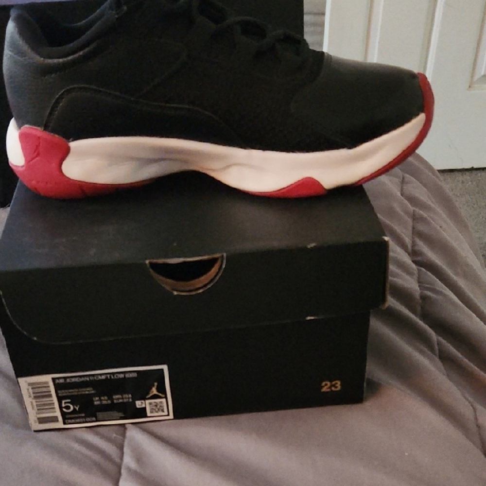 Nike Kids Sneakers Black and Red - Picture 2 of 8